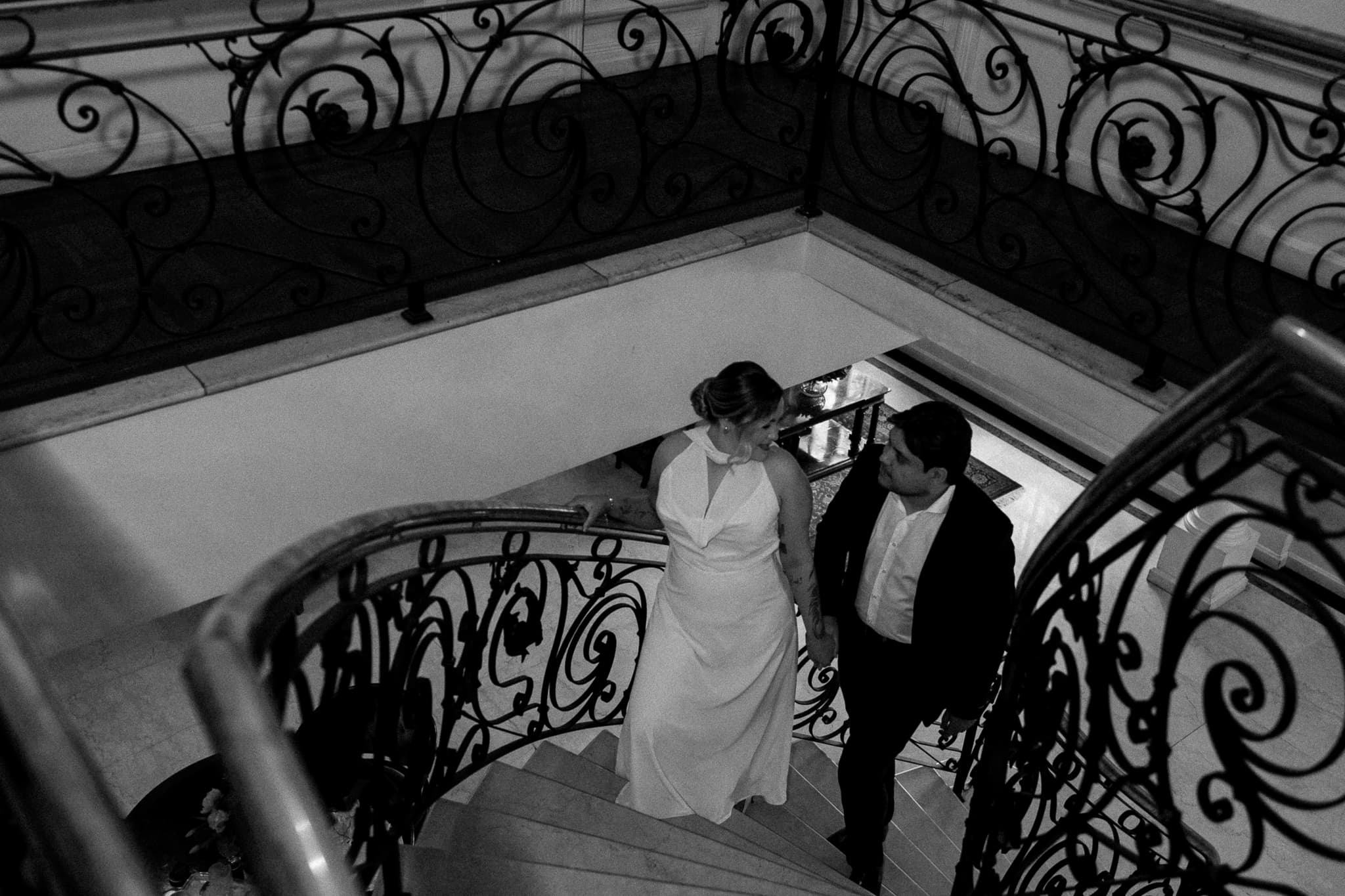 Descendo a escadaria da mansão